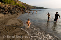 Bañándose en la playa de arena negra de Ho’okena. Big Island.